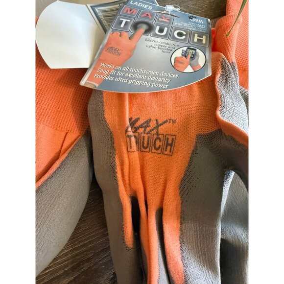 Ladies, Max touch two pairs of gloves - Picture 2 of 6